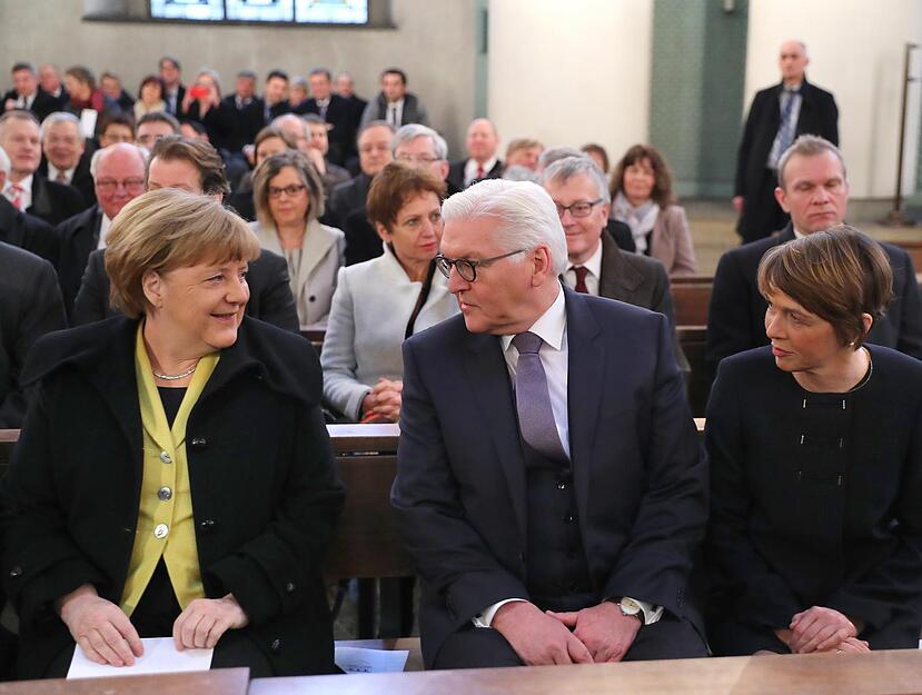 Frank-Walter Steinmeier (SPD), Kandidat bei der Wahl zum Bundespr&auml;sidenten, seine Frau Elke B&uuml;denbender (rechts) und Bundeskanzlerin Angela Merkel (CDU) sitzen in Berlin in der St. Hedwigs-Kathedrale beim Gottesdienst vor der Wahl des Bundespr&auml;sidenten.