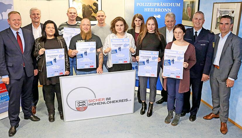 Landrat Matthias Neth (1. v. li.) und Uwe Ralf Heer (2. v. li.) mit den Preisträgern des Zivilcouragepreises Hohenlohe 2019. Rechts: Werner Siller, Vorstand der Sparkasse Hohenlohekreis, daneben Hans Becker, Leiter des Polizeipräsidiums Heilbronn.
Foto: Ralf Seidel Landrat Matthias Neth (1. v. li.) und Uwe Ralf Heer (2. v. li.) mit den Preisträgern des Zivilcouragepreises Hohenlohe 2019. Rechts: Werner Siller, Vorstand der Sparkasse Hohenlohekreis, daneben Hans Becker, Leiter des Polizeipräsidiums Heilbronn.
Foto: Ralf Seidel