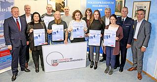 Landrat Matthias Neth (1. v. li.) und Uwe Ralf Heer (2. v. li.) mit den Preistr&auml;gern des Zivilcouragepreises Hohenlohe 2019. Rechts: Werner Siller, Vorstand der Sparkasse Hohenlohekreis, daneben Hans Becker, Leiter des Polizeipr&auml;sidiums Heilbronn.
Foto: Ralf Seidel