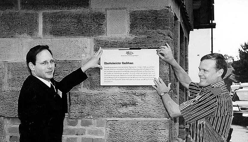 B&uuml;rgermeister Joachim Weller (links) und Stellvertreter Hermann Steiner enth&uuml;llten 2005 die Gedenktafel zu 60 Jahre Kriegsende.
Fotos: Archiv/Schweiker