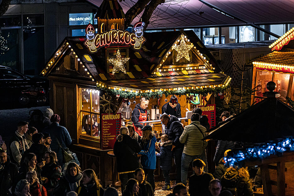 An insgesamt 65 Ständen gibt es duftenden Glühwein, Punsch, herzhafte Speisen, Süßigkeiten sowie handgemachte Geschenke aus den Werkstätten der Beschicker auf dem Heilbronner Käthchen-Weihnachtsmarkt.