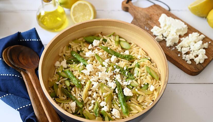 Herzhafter Nudelsalat: Feta gibt ihm Tiefe, der Spargel Biss.