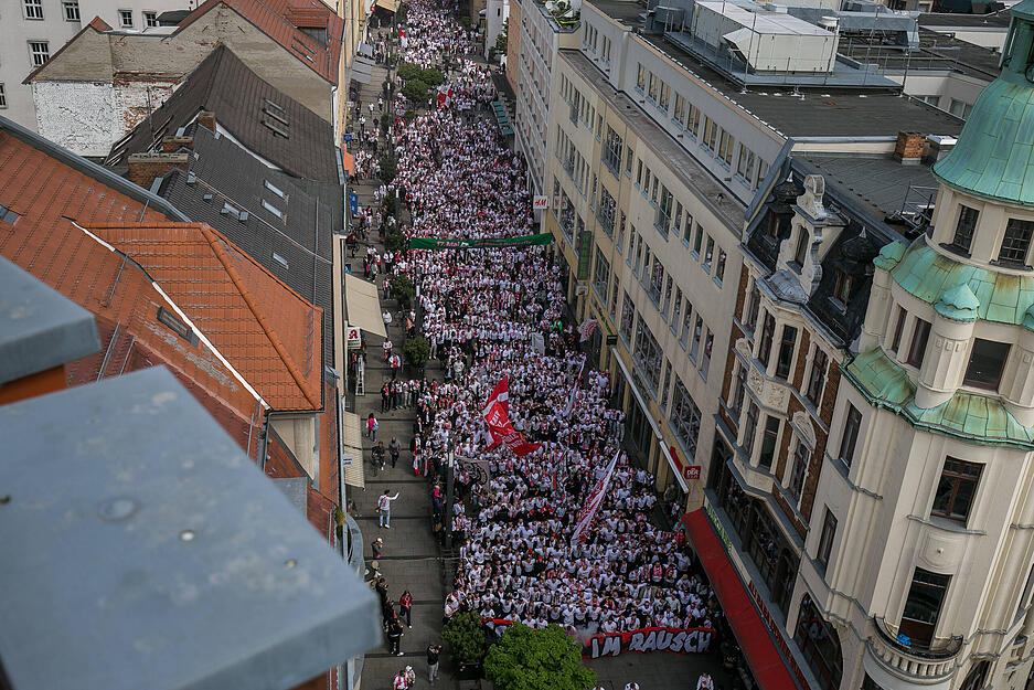 Auch die Fans von Drittligist Energie Cottbus marschieren gerne zum Stadion, so wie hier im Mai 2025. Aktuell steht man auf einem Aufstiegsrang in Liga drei.