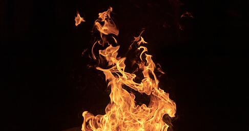 Es muss vielleicht nicht immer der Riesenhaufen sein: Kleinere Osterfeuer sind nicht nur sicherer, sondern auch leichter zu kontrollieren.