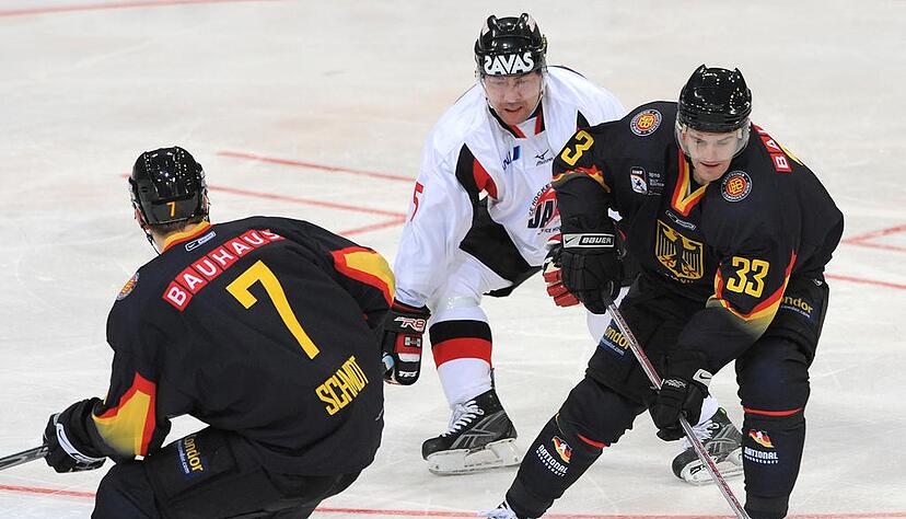 Michael Hackert (rechts) während der Eishockey Olympia-Qualifikation Deutschland gegen Japan (Archivfoto vom 05.02.2009).
