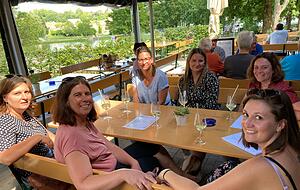 Mit k&uuml;hlen Getr&auml;nken: Ann-Katrin Frank (vorne rechts) hat mit ihren Kolleginnen vom Kindergarten Landshausen eine Planungsrunde an den Seekiosk verlegt.