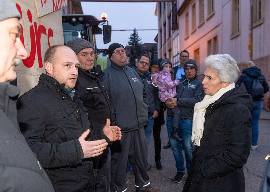 Marie-Agnes Strack-Zimmermann ist zum Dreikönigstreffen nach Eppingen gekommen. Mit den Demonstranten kommt sie ins Gespräch.