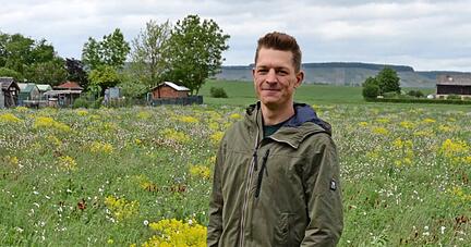 Nik Staudenrausch ist im Gl&uuml;ck in seiner "Bl&uuml;henden Heimat" am Ortsrand von B&ouml;nnigheim. Auf 1,8 Hektar Fl&auml;che hat er mit seinem Chef Markus Stegmaier im Herbst eine Bl&uuml;hmischung einges&auml;t.
Foto: Ines Schmiedl