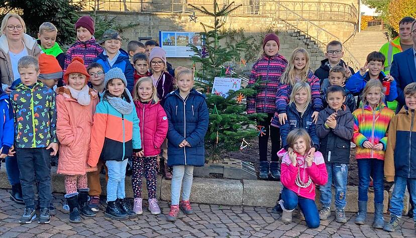 Mit Holzfarben und Filzstiften haben die Kinder der Kernzeitbetreuung in der Heinsheimer Stra&szlig;e den Christbaumschmuck gestaltet. Die Aktion findet bereits zum vierten Mal statt.
Foto: Elfi Hofmann