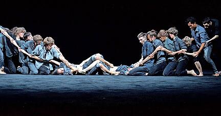 Eine bewegte Passionsgeschichte in d&uuml;steren Bildern mit 14 Performerinnen und Performern: "Reflection" im Gro&szlig;en Haus.