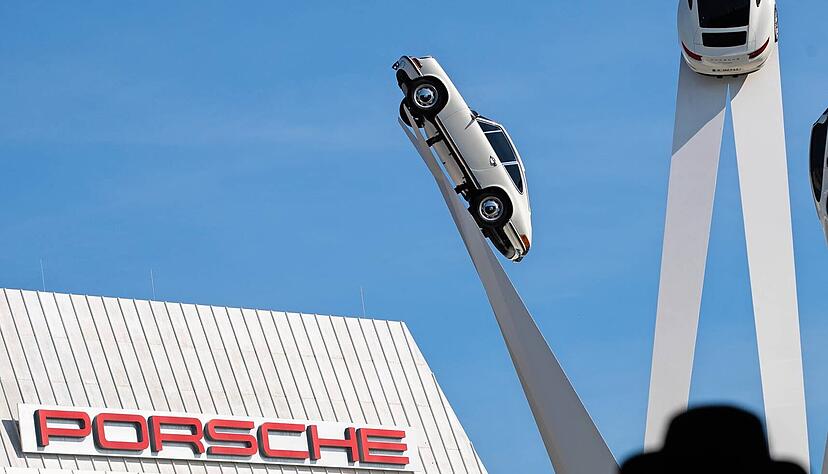 Verschiede Porsche 911-Fahrzeuge sind vor dem Porsche Museum installiert. Der Sportwagenbauer hat eine durchwachsende Bilanz für 2024 vorgelegt. Verschiede Porsche 911-Fahrzeuge sind vor dem Porsche Museum installiert. Der Sportwagenbauer hat eine durchwachsende Bilanz für 2024 vorgelegt.