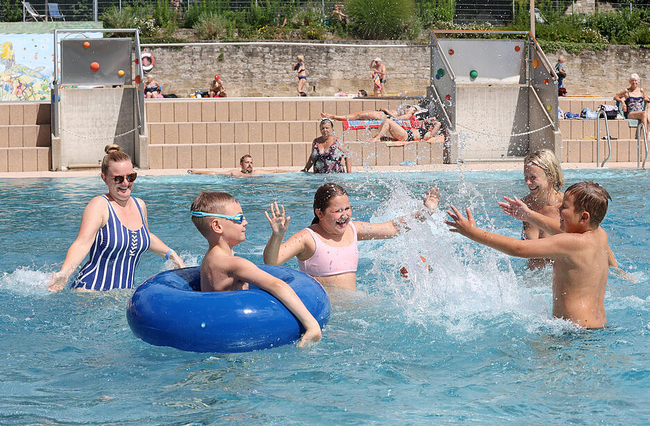 Bei der Hitze am Wochenende zog es die Menschen ins Freibad wie hier in Gundelsheim.