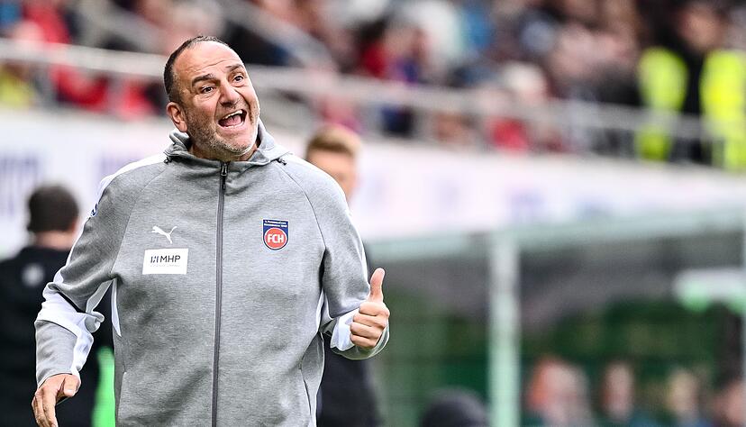 Heidenheims Trainer Frank Schmidt erkämpfte sich mit seinem Team die ersten Punkte der Saison für das Ziel Klassenverbleib. Heidenheims Trainer Frank Schmidt erkämpfte sich mit seinem Team die ersten Punkte der Saison für das Ziel Klassenverbleib.