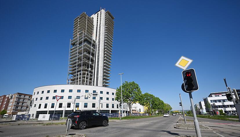 Die Bauruine am Rande von Fellbach bei Stuttgart ist eine sichtbare Landmarke. (Archivbild)