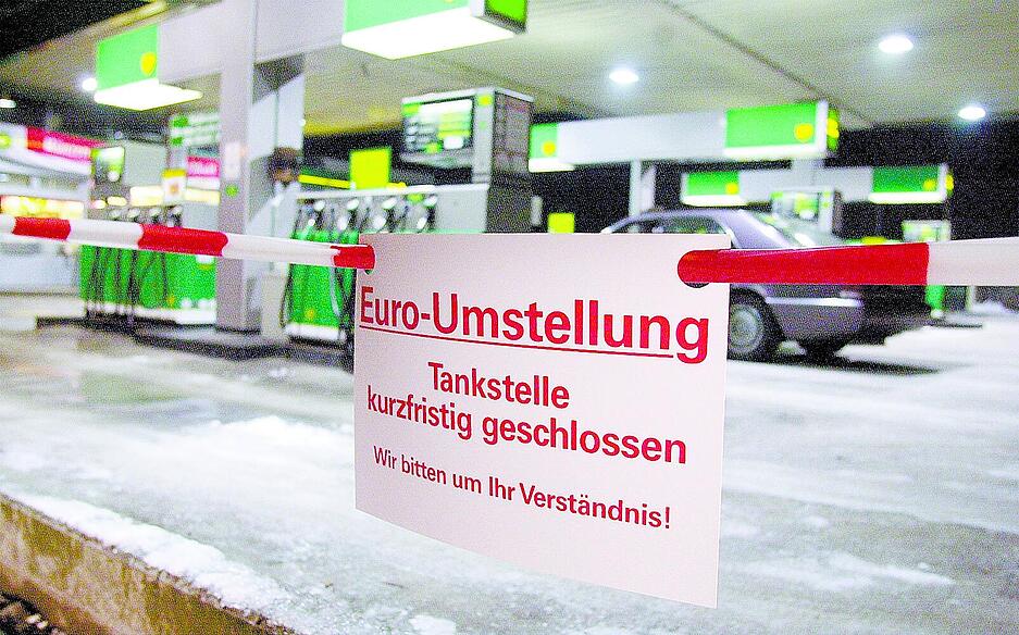 31. Dezember 2001: 24-Stunden-Tankstellen m&uuml;ssen &uuml;ber Silvester f&uuml;r die Preisumstellung kurz schlie&szlig;en.