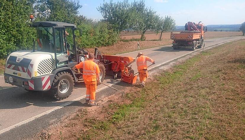 Die Marlacher Steige ist in einem miserablen Zustand, der Ausbau l&auml;sst weiter auf sich warten. Schlagl&ouml;cher und kaputte Bankette wurden jetzt gerichtet.