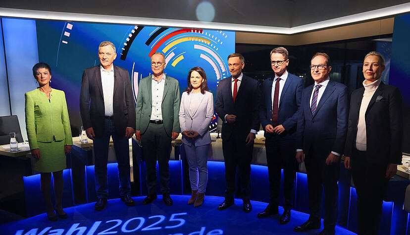 Sahra Wagenknecht (l-r), Parteivorsitzende des BSW, Jan van Aken, Bundesvorsitzender der Partei Die Linke, Matthias Miersch, Generalsekret&auml;r der SPD, Annalena Baerbock (B&uuml;ndnis 90/Die Gr&uuml;nen), Au&szlig;enministerin, Christian Lindner, Bundesvorsitzender der FDP, Carsten Linnemann, Generalsekret&auml;r der CDU, Alexander Dobrindt, CSU-Landesgruppenchef, und Alice Weidel, Bundesvorsitzende und Kanzlerkandidatin der AfD, stehen vor der Fernsehsendung &laquo;Schlussrunde&raquo; zusammen im Studio.