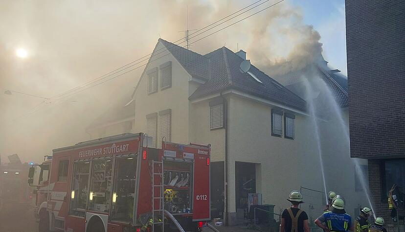 Rund 100 Einsatzkräfte sind zur Brandbekämpfung vor Ort.