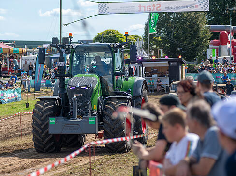 Zum 26. Trecker-Treck auf den Hüttenäckern in Heilbronn-Sontheim sind zahlreiche Besucher gekommen.