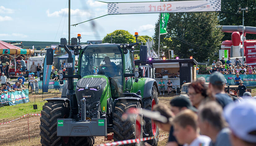 Zum 26. Trecker-Treck auf den Hüttenäckern in Heilbronn-Sontheim sind zahlreiche Besucher gekommen.
