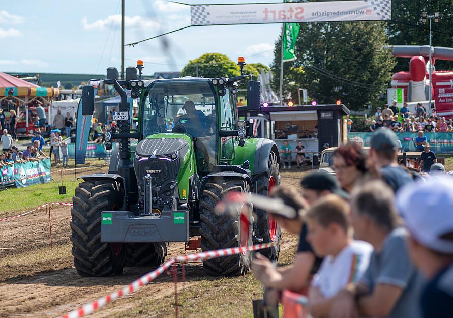 Zum 26. Trecker-Treck auf den Hüttenäckern in Heilbronn-Sontheim sind zahlreiche Besucher gekommen.