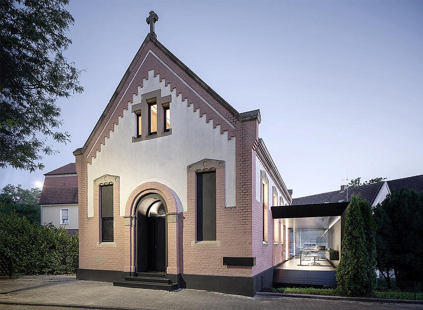 Die Umnutzung und Sanierung dieser denkmalgeschützten Kapelle in Heilbronn-Sontheim zeigt, welch Potenzial in diesen Gebäuden liegt. Über drei Stockwerke wurden Büroräume für ein Architekturbüro platziert. Dabei wurde die Bausubstanz weitgehend erhalten, aufpoliert und in einem Farbkonzept inszeniert.  Zudem  wird das Kapellengebäude durch einen neuen Baukörper mit einem weiteren Büroraum ergänzt.  herzog + herzog Architekten Foto: David Franck