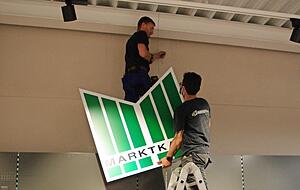 Im Inneren des Marktes werden die neuen Logos bereits aufgehängt. Etwa 200 Handwerker und Mitarbeiter sind rund um die Uhr tätig.
Fotos: Heiko Fritze