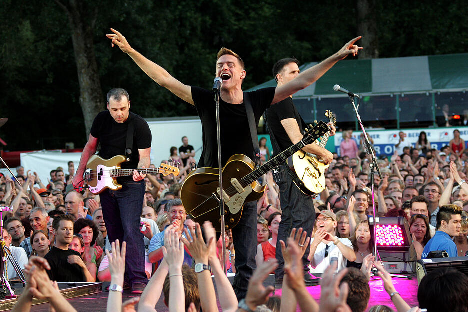 Bryan Adams und Band nehmen ein ausgiebiges Bad in der Menge. Die Musiker traten 2007 in Künzelsau auf.