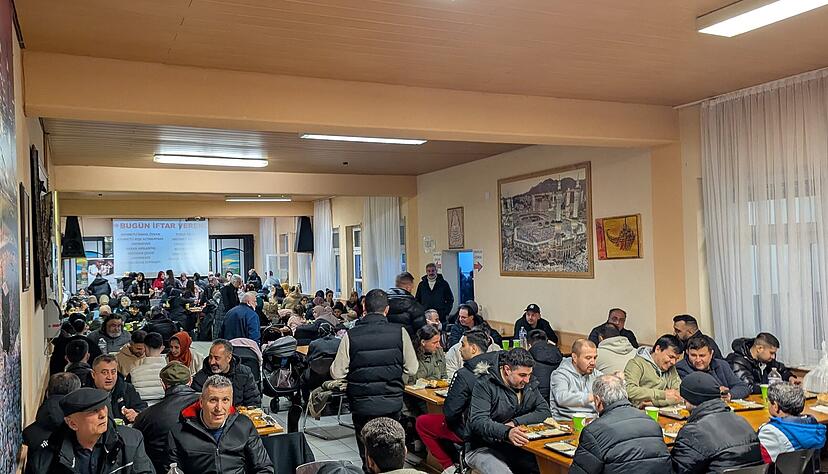 Beim Iftar bei der t&uuml;rkisch-islamischen Gemeinde zu Eppingen ist immer viel los. 500 Leute t&auml;glich brechen hier das Fasten.