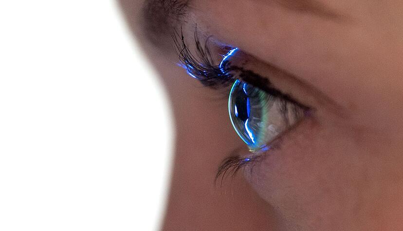 Fremdkörper im Auge? Vorsichtig ausspülen oder doch zum Arzt – es kommt drauf an.