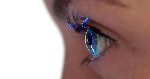 Fremdkörper im Auge? Vorsichtig ausspülen oder doch zum Arzt – es kommt drauf an. Fremdkörper im Auge? Vorsichtig ausspülen oder doch zum Arzt – es kommt drauf an.