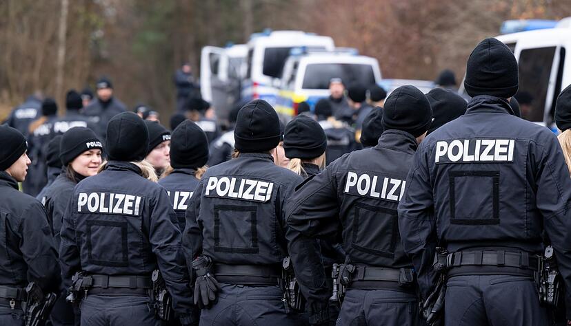 Bis zu 200 Polizisten durchkämmtem das Gebiet um den Leichen-Fundort. Bis zu 200 Polizisten durchkämmtem das Gebiet um den Leichen-Fundort.