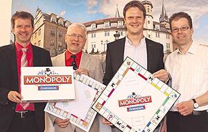 OB Thilo Michler, Karlheinz Bauer,Thomas Grabert und Dr. Michael Walter zeigen den Rohling der Lokalausgabe des beliebten Brettspiels.
Foto: Tscherwitschke