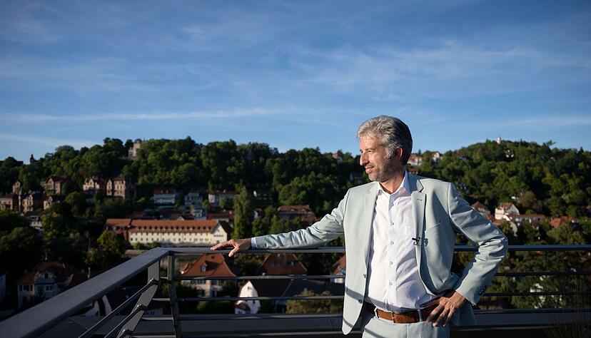 Boris Palmer, Oberbürgermeister von Tübingen, steht nach einer Pressekonferenz auf dem Dach eines Gebäudes in der Tübinger Innenstadt.