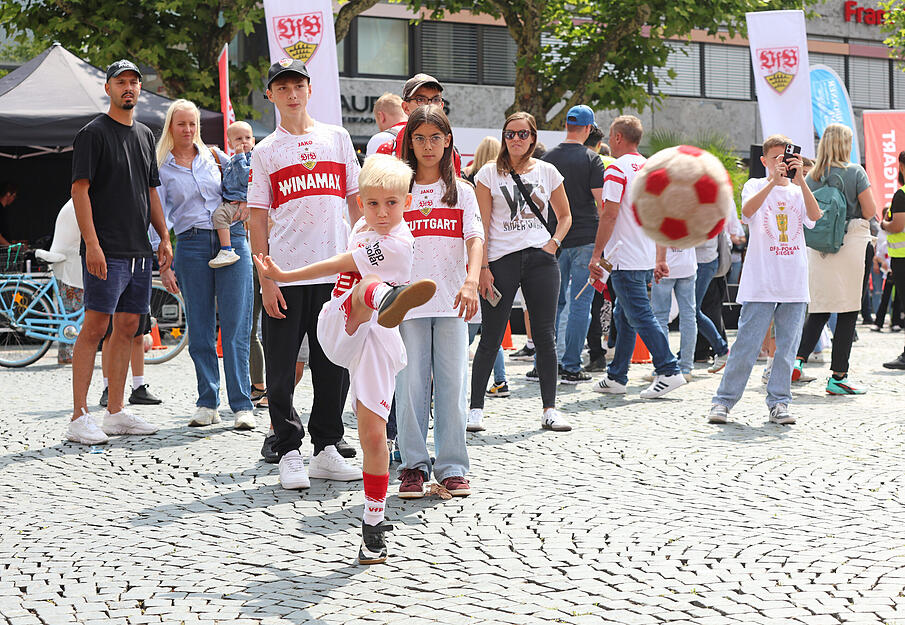 Zur Ländle-Sommertour ist der VfB Stuttgart auf den Heilbronner Marktplatz gekommen. Das Fan-Event musste jedoch unterbrochen werden.