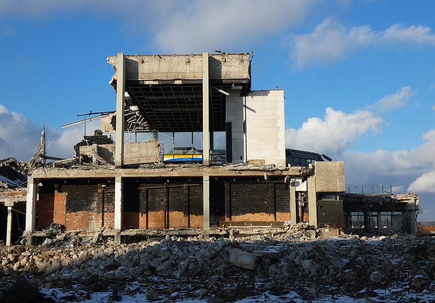 Am 8. Januar 2026 stehen noch Teile des Rappsodie-Hallenbads in Bad Rappenau. Der Rest wird nach und nach abgerissen, auf dem Gel&auml;nde soll ein Neubau entstehen.