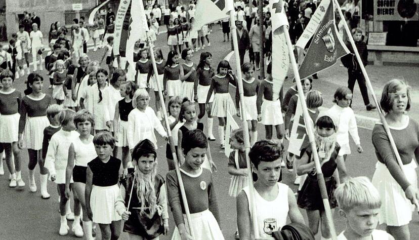 1970 fand das Gaukinderturnfest in Bad Rappenau statt. Beim Festzug zogen die jungen Sportler durch die Innenstadt. Heute sind von den 1815 Mitgliedern 714 jünger als 18 Jahre. 1970 fand das Gaukinderturnfest in Bad Rappenau statt. Beim Festzug zogen die jungen Sportler durch die Innenstadt. Heute sind von den 1815 Mitgliedern 714 jünger als 18 Jahre.