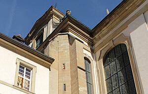Auf die Vorg&auml;ngerkirche weist ein letzter, verbliebener gotischer Eckturm an der barocken Klosterkirche hin. Die schmalen Fenster sind mit Brettern vernagelt.
