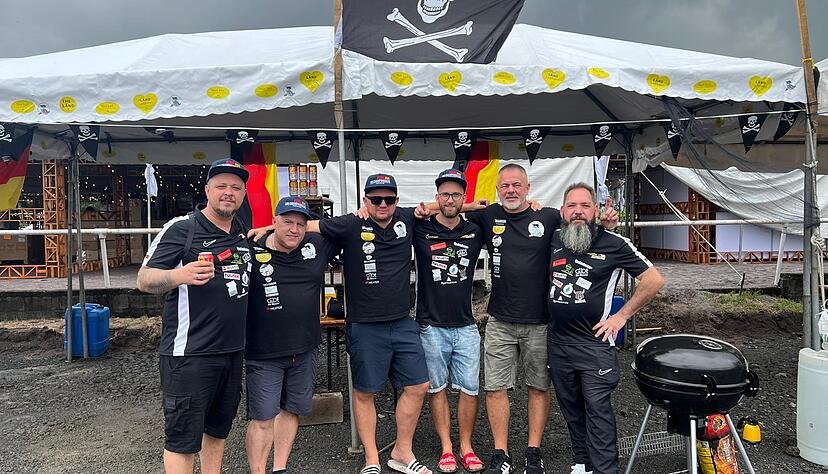 Bei der Deutschen Meisterschaft könnten die Mitglieder der Black Pearl BBQ Crew eigene Grills und Equipment nach Stuttgart transportieren. Im Flugzeug nach Costa Rica war dies nur sehr eingeschränkt, zum Beispiel mit Gewürzen, möglich.
