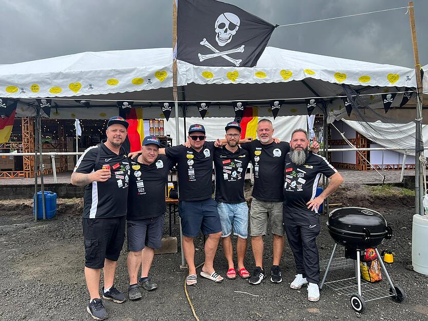 Bei der Deutschen Meisterschaft könnten die Mitglieder der Black Pearl BBQ Crew eigene Grills und Equipment nach Stuttgart transportieren. Im Flugzeug nach Costa Rica war dies nur sehr eingeschränkt, zum Beispiel mit Gewürzen, möglich. Bei der Deutschen Meisterschaft könnten die Mitglieder der Black Pearl BBQ Crew eigene Grills und Equipment nach Stuttgart transportieren. Im Flugzeug nach Costa Rica war dies nur sehr eingeschränkt, zum Beispiel mit Gewürzen, möglich.