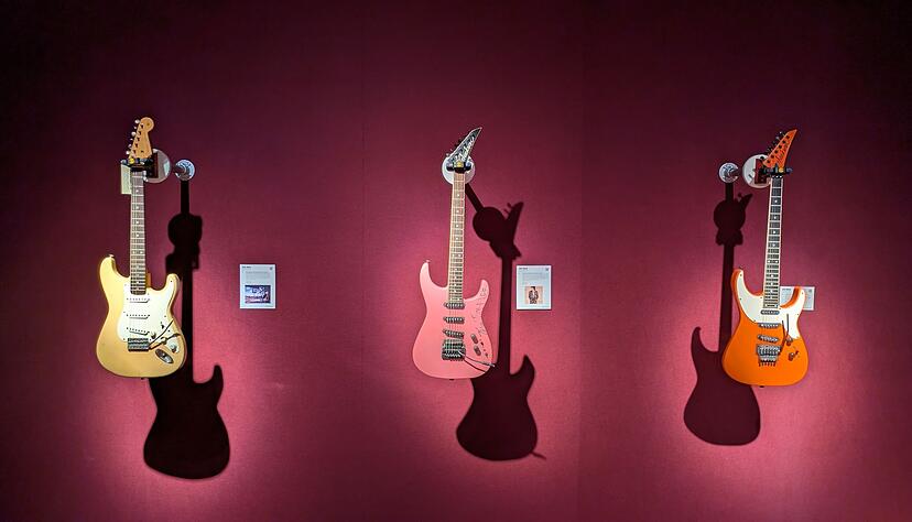 Die pinkfarbene Jackson-Grover-Gitarre (Mitte) taufte Jeff Beck auf den Namen "Tina", nachdem Tina Turner sie mit einem Messer und Nagellack signiert hatte.