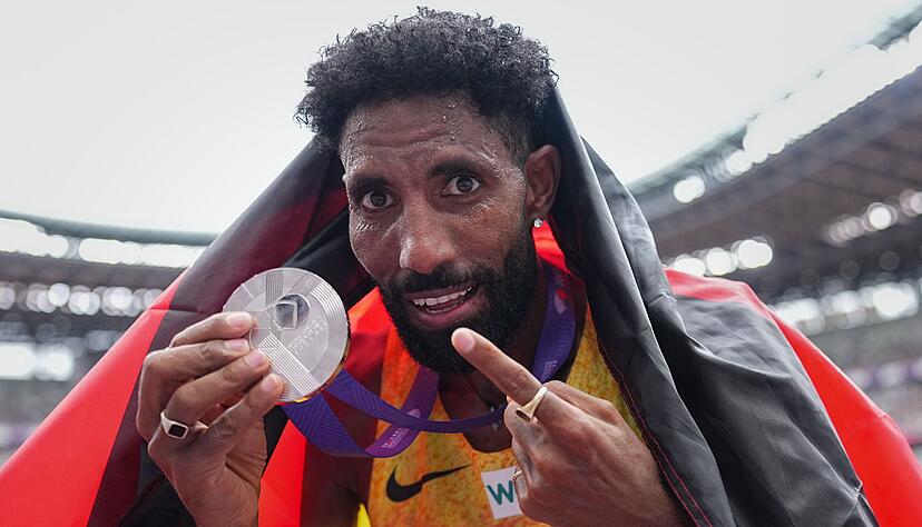 Marathon-Vizeweltmeister Amanal Petros feiert seine Silbermedaille mit Rotwein. Marathon-Vizeweltmeister Amanal Petros feiert seine Silbermedaille mit Rotwein.