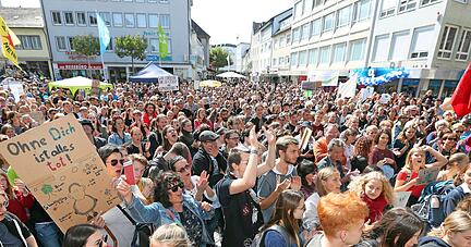 Am 20. September 2019 rief "Fridays for Future" zum dritten globalen Klimastreik auf. Allein in Heilbronn versammelten sich mindestens 2000 Menschen in der Innenstadt, um für mehr Klimaschutz zu demonstrieren. Darunter neben vielen Jugendlichen auch zahlreiche Erwachsene.
Foto: Archiv/Veigel Am 20. September 2019 rief "Fridays for Future" zum dritten globalen Klimastreik auf. Allein in Heilbronn versammelten sich mindestens 2000 Menschen in der Innenstadt, um für mehr Klimaschutz zu demonstrieren. Darunter neben vielen Jugendlichen auch zahlreiche Erwachsene.
Foto: Archiv/Veigel