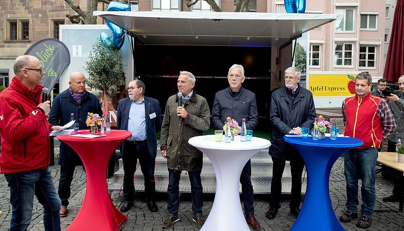 Talkrunde auf dem Wochenmarkt (von links): Steffen Schoch, Thomas Aurich, Heinrich Leutenberger, Thomas Strobl, Harry Mergel, Christhard Schrenk und Ulrich Fritz.
Foto: Andreas Veigel