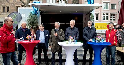 Talkrunde auf dem Wochenmarkt (von links): Steffen Schoch, Thomas Aurich, Heinrich Leutenberger, Thomas Strobl, Harry Mergel, Christhardt Schrenk und Ulrich Fritz.
Foto: Andreas Veigel