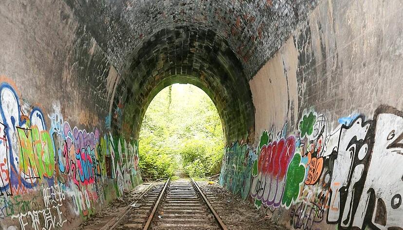 Der 1910/11 gebaute Lerchenbergtunnel ist 350 Meter lang und liegt seit Jahren brach. Der 1910/11 gebaute Lerchenbergtunnel ist 350 Meter lang und liegt seit Jahren brach.