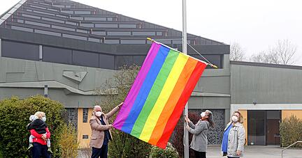 Sie freuen sich, und sie sind berührt: Bärbel Bloching, Uwe Diemer, Birgit Alles und Alexandra Bosch (von links) hissen die Regenbogenfahne.
Foto: Ralf Seidel