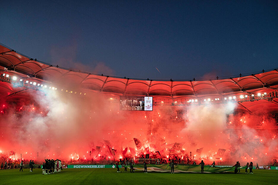 Ein Feuerwerk haben die VfB-Fans abgebrannt vor dem Spiel gegen den SC Freiburg.