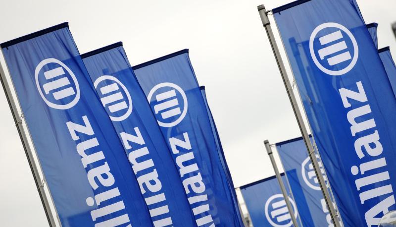 Fahnen mit dem Logo der Allianz wehen im Wind.