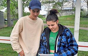 Ein kurzer Blick zur&uuml;ck auf das Deutsch-Abitur. Vor allem aber richten Bennet Schr&ouml;der-Son und Celina Feo den Blick nach vorne auf das, was kommt.
Foto: Tscherwitschke